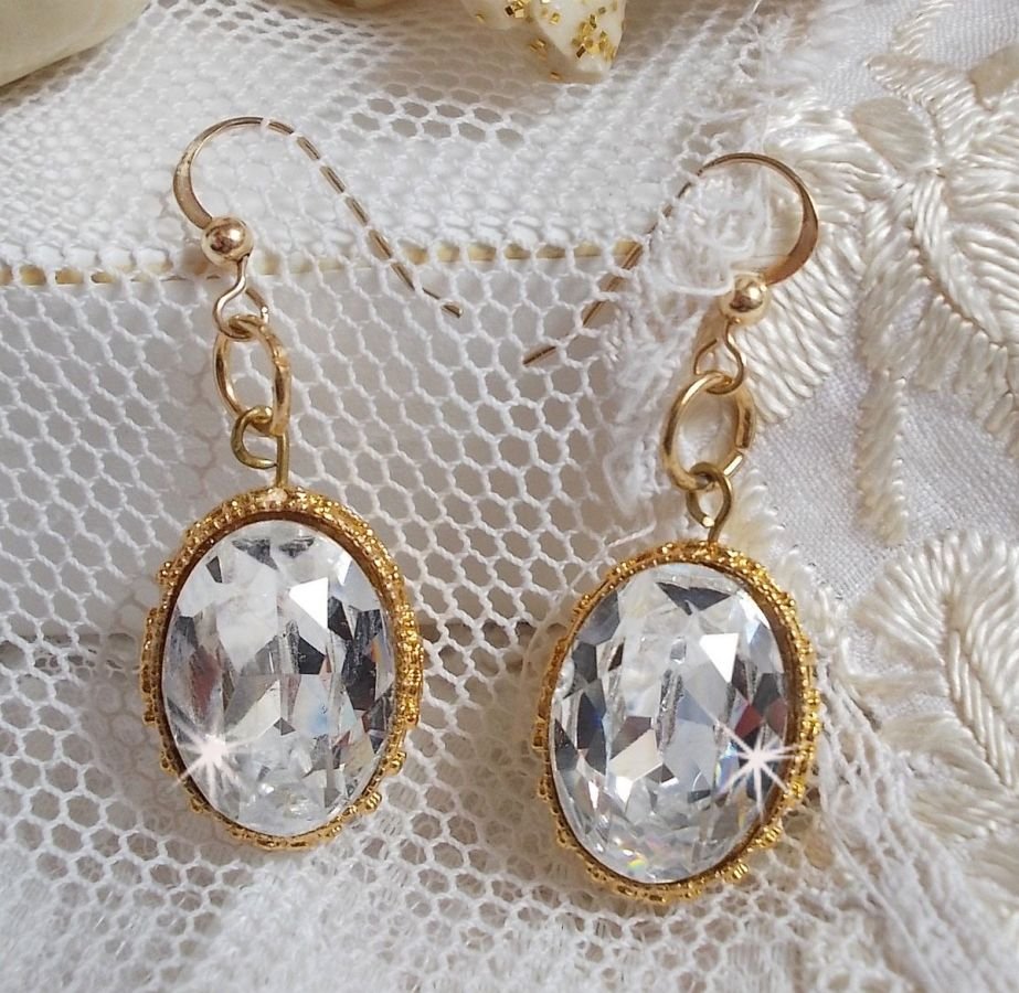 BO Gold örhängen med Swarovski-kristaller i guldcabochoner med 14 karat guldfyllda öronkrokar.
