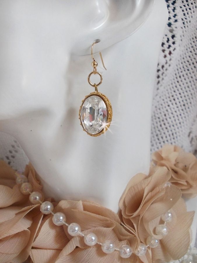 BO Gold örhängen med Swarovski-kristaller i guldcabochoner med 14 karat guldfyllda öronkrokar.