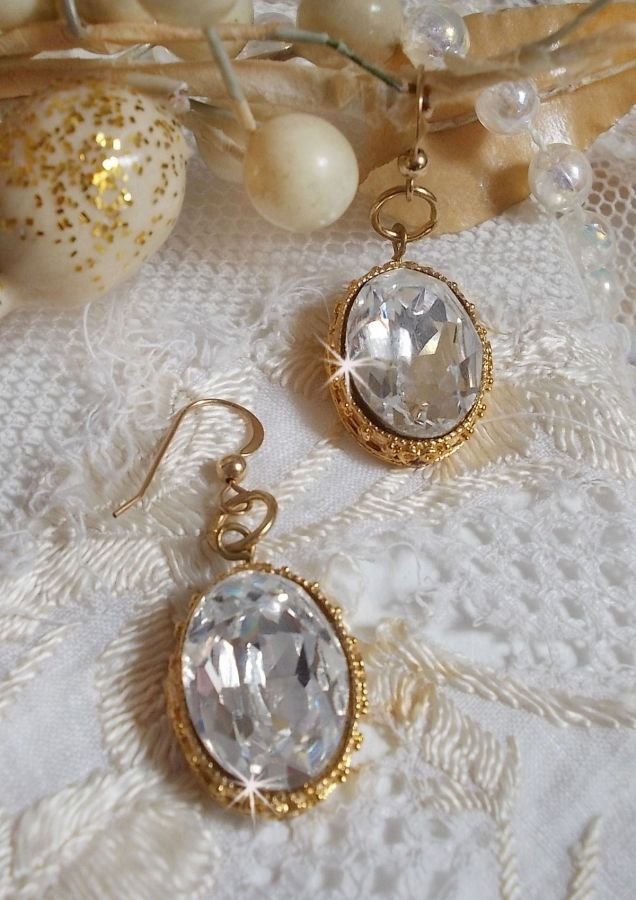 BO Gold örhängen med Swarovski-kristaller i guldcabochoner med 14 karat guldfyllda öronkrokar.
