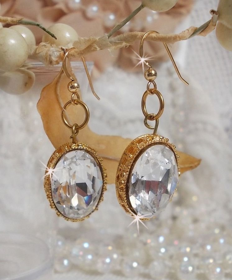 BO Gold örhängen med Swarovski-kristaller i guldcabochoner med 14 karat guldfyllda öronkrokar.
