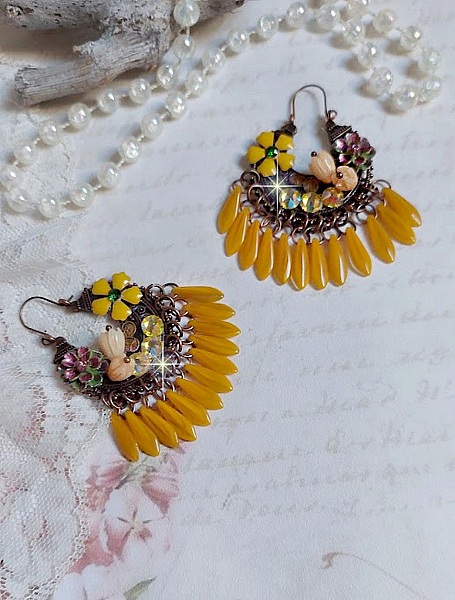 BO Bouquet Exotique mont&eacute;es avec dagues en verre, fleurs &eacute;poxy, fleurs en r&eacute;sine peintes &agrave; la main, cabochons en cristal et boucles estampes demi-lune