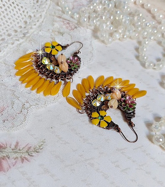 BO Bouquet Exotique mont&eacute;es avec dagues en verre, fleurs &eacute;poxy, fleurs en r&eacute;sine peintes &agrave; la main, cabochons en cristal et boucles estampes demi-lune