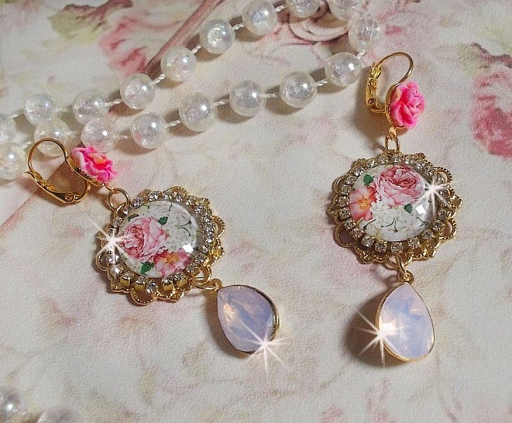 BO Bouquet Valentine skapad med glascabochoner av rosabouquet, cabochoner av harts och Swarovski-kristaller. 