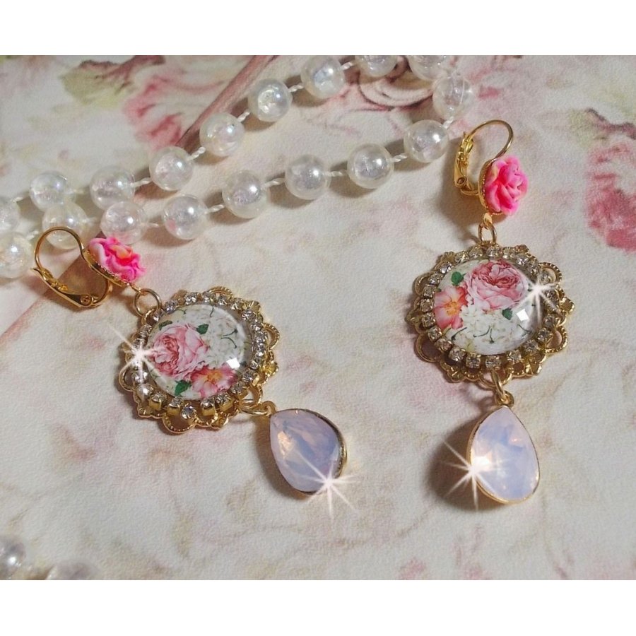 BO Bouquet Valentine skapad med glascabochoner av rosabouquet, cabochoner av harts och Swarovski-kristaller. 