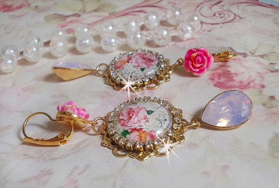 BO Bouquet Valentine skapad med glascabochoner av rosabouquet, cabochoner av harts och Swarovski-kristaller. 