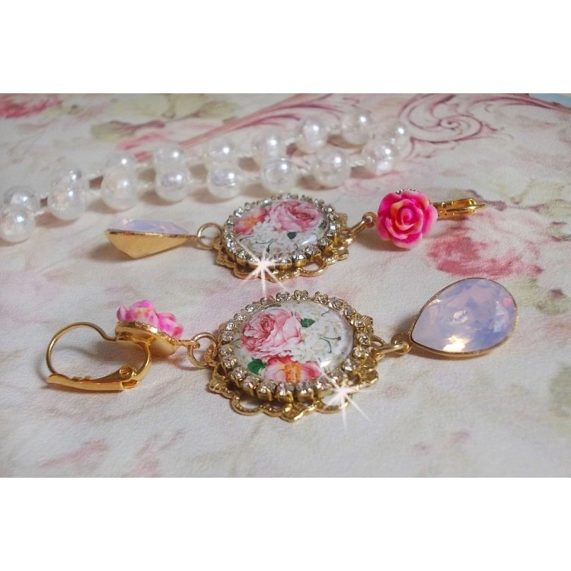BO Bouquet Valentine skapad med glascabochoner av rosabouquet, cabochoner av harts och Swarovski-kristaller. 
