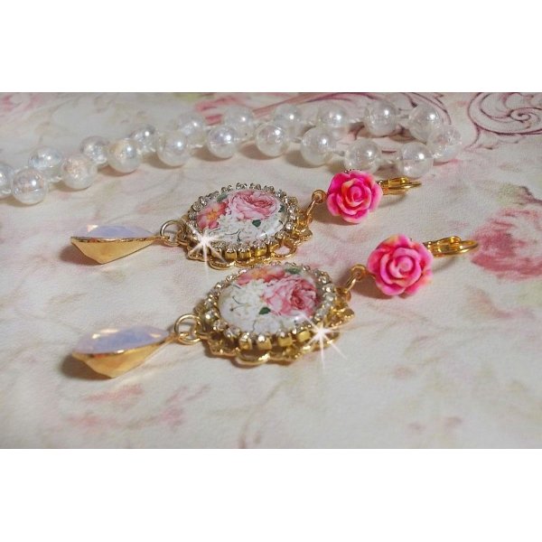 BO Bouquet Valentine skapad med glascabochoner av rosabouquet, cabochoner av harts och Swarovski-kristaller. 