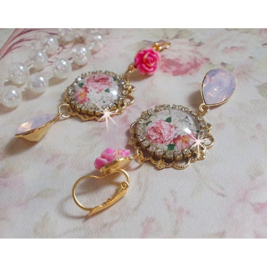 BO Bouquet Valentine skapad med glascabochoner av rosabouquet, cabochoner av harts och Swarovski-kristaller. 