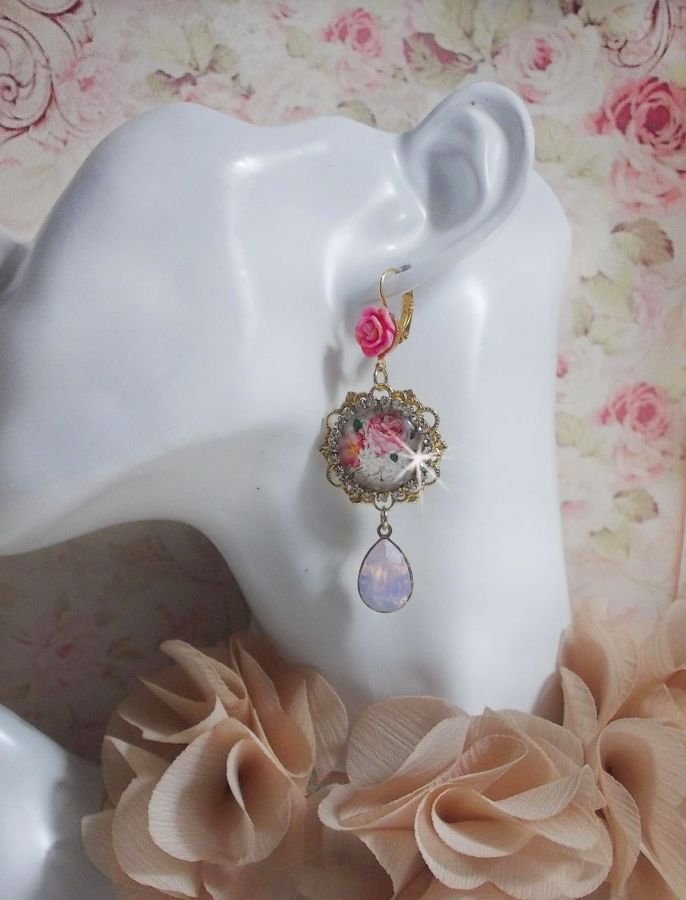 BO Bouquet Valentine skapad med glascabochoner av rosabouquet, cabochoner av harts och Swarovski-kristaller. 
