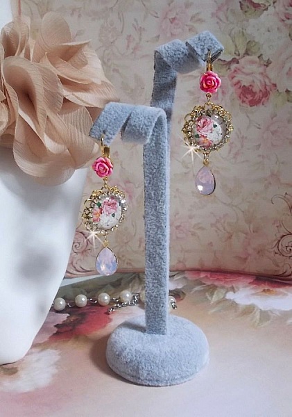 BO Bouquet Valentine skapad med glascabochoner av rosabouquet, cabochoner av harts och Swarovski-kristaller. 