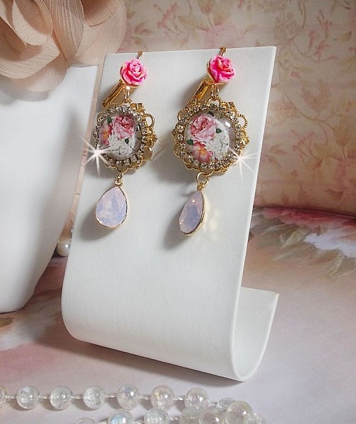 BO Bouquet Valentine skapad med glascabochoner av rosabouquet, cabochoner av harts och Swarovski-kristaller. 