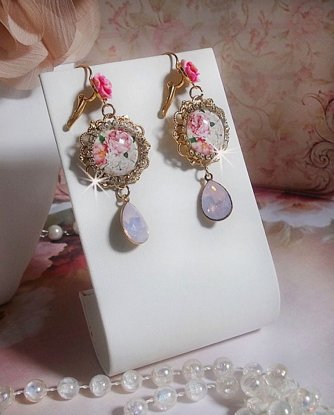 BO Bouquet Valentine skapad med glascabochoner av rosabouquet, cabochoner av harts och Swarovski-kristaller. 