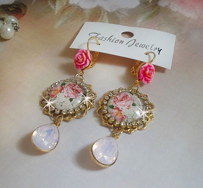 BO Bouquet Valentine skapad med glascabochoner av rosabouquet, cabochoner av harts och Swarovski-kristaller. 