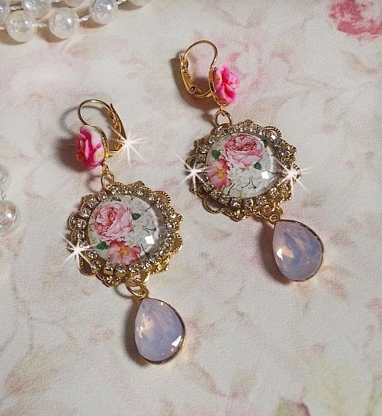 BO Bouquet Valentine skapad med glascabochoner av rosabouquet, cabochoner av harts och Swarovski-kristaller. 