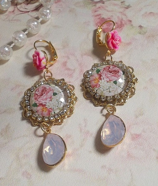 BO Bouquet Valentine skapad med glascabochoner av rosabouquet, cabochoner av harts och Swarovski-kristaller. 