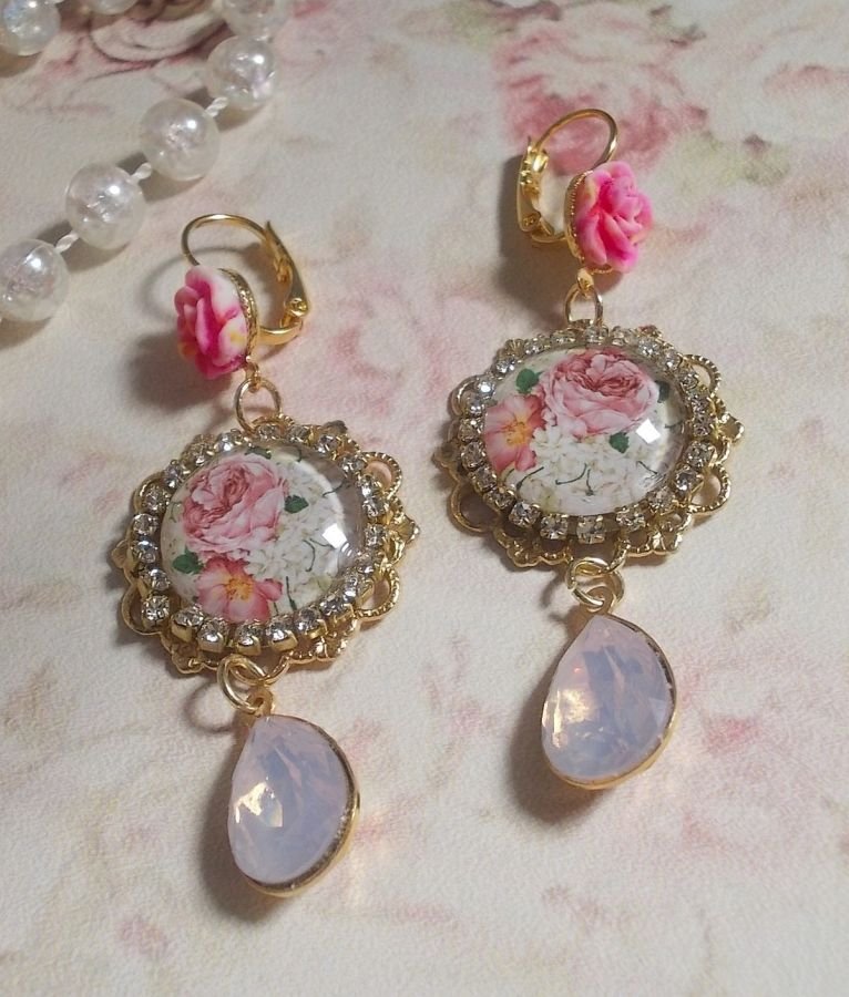 BO Bouquet Valentine skapad med glascabochoner av rosabouquet, cabochoner av harts och Swarovski-kristaller. 