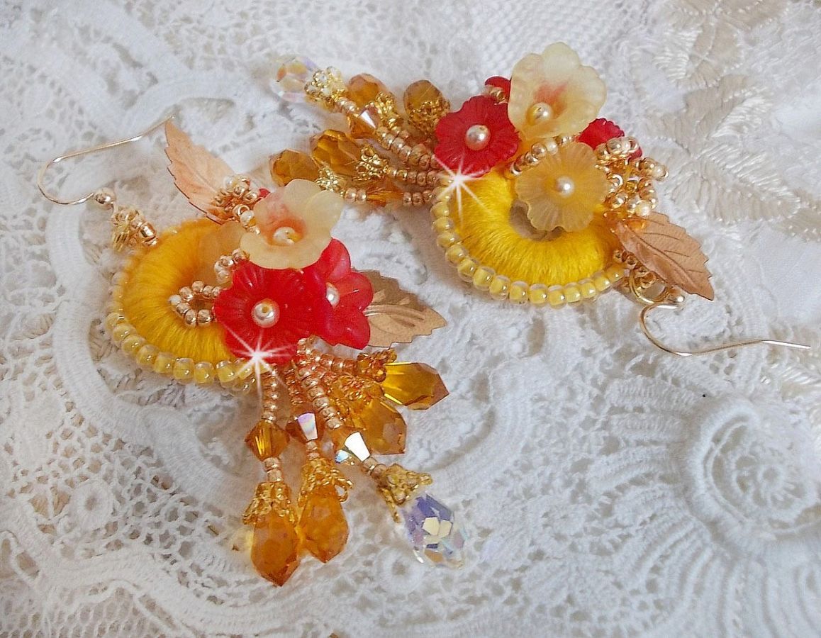 Buttercup BO broderad med Swarovski-kristaller och gul/orange DMC-bomull.