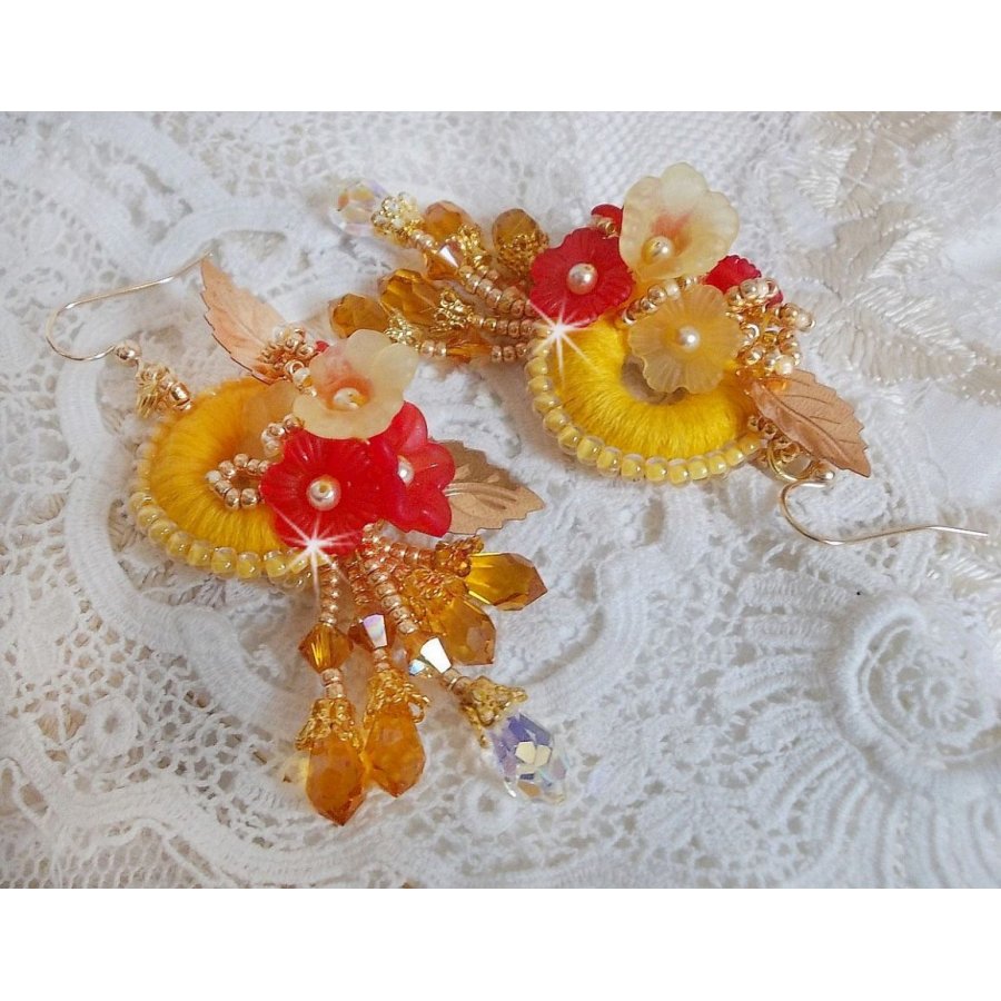 Buttercup BO broderad med Swarovski-kristaller och gul/orange DMC-bomull.