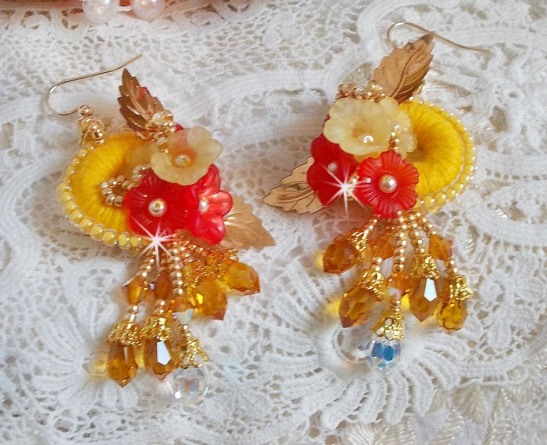 Buttercup BO broderad med Swarovski-kristaller och gul/orange DMC-bomull.