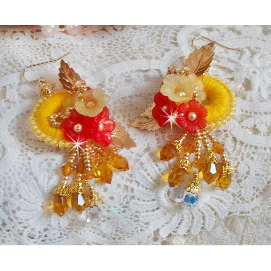 Buttercup BO broderad med Swarovski-kristaller och gul/orange DMC-bomull.