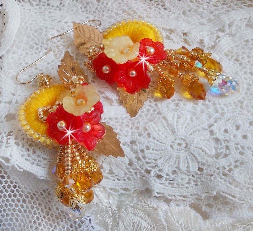 Buttercup BO broderad med Swarovski-kristaller och gul/orange DMC-bomull.