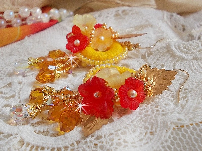 Buttercup BO broderad med Swarovski-kristaller och gul/orange DMC-bomull.