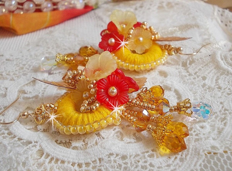 Buttercup BO broderad med Swarovski-kristaller och gul/orange DMC-bomull.