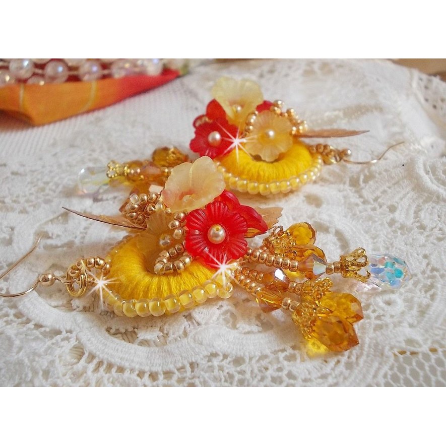 Buttercup BO broderad med Swarovski-kristaller och gul/orange DMC-bomull.