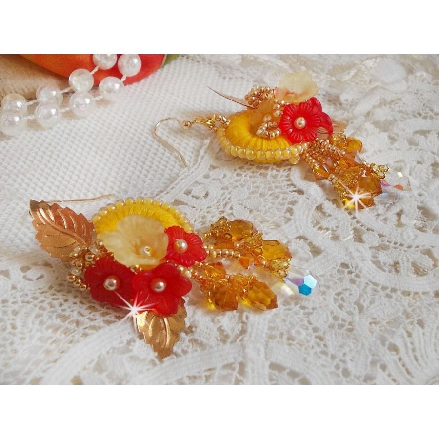 Buttercup BO broderad med Swarovski-kristaller och gul/orange DMC-bomull.