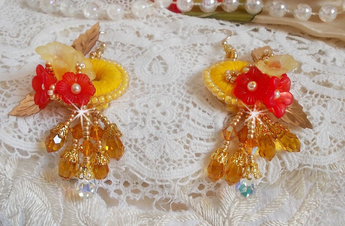 Buttercup BO broderad med Swarovski-kristaller och gul/orange DMC-bomull.