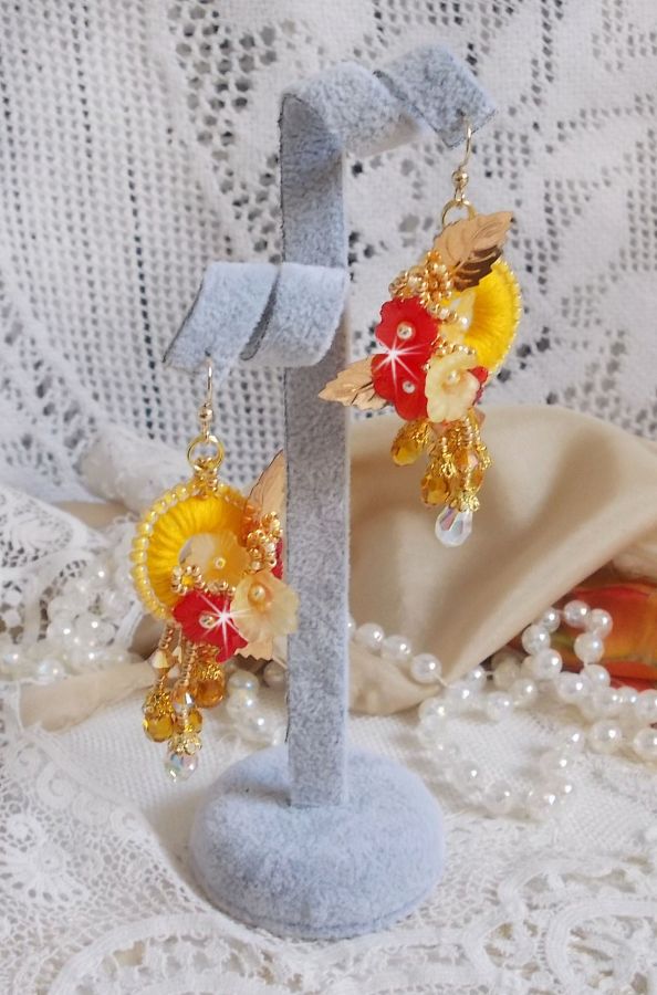 Buttercup BO broderad med Swarovski-kristaller och gul/orange DMC-bomull.