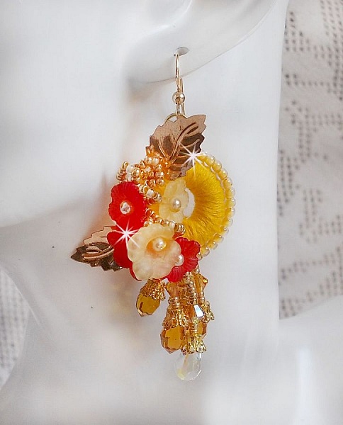 Buttercup BO broderad med Swarovski-kristaller och gul/orange DMC-bomull.