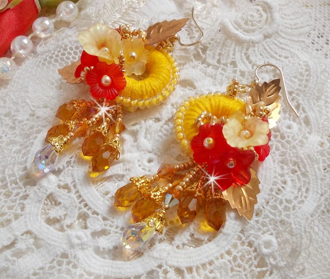 Buttercup BO broderad med Swarovski-kristaller och gul/orange DMC-bomull.