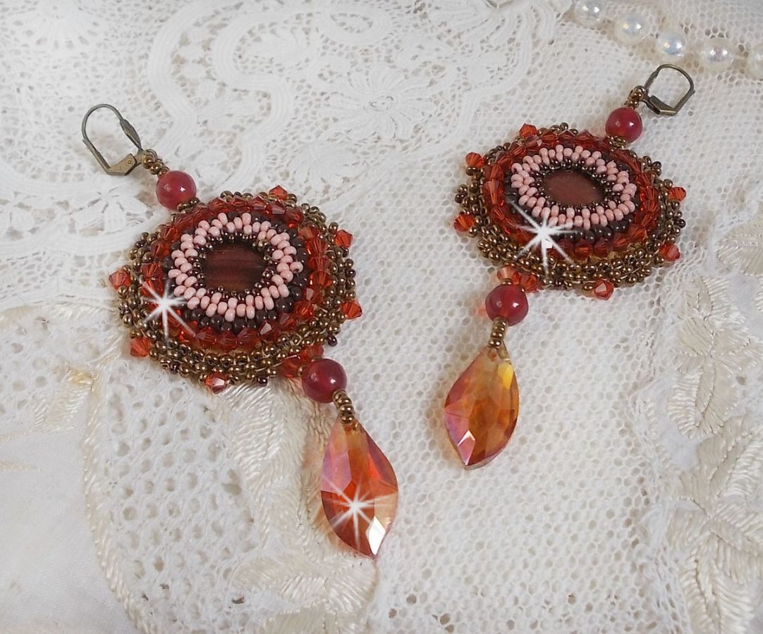 BO Topaz broderad med mahognyfärgade pärlskivor, släta runda pärlor, Swarovskikristaller och fröpärlor.