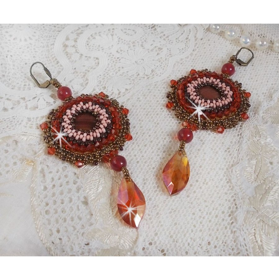 BO Topaz broderad med mahognyfärgade pärlskivor, släta runda pärlor, Swarovskikristaller och fröpärlor.