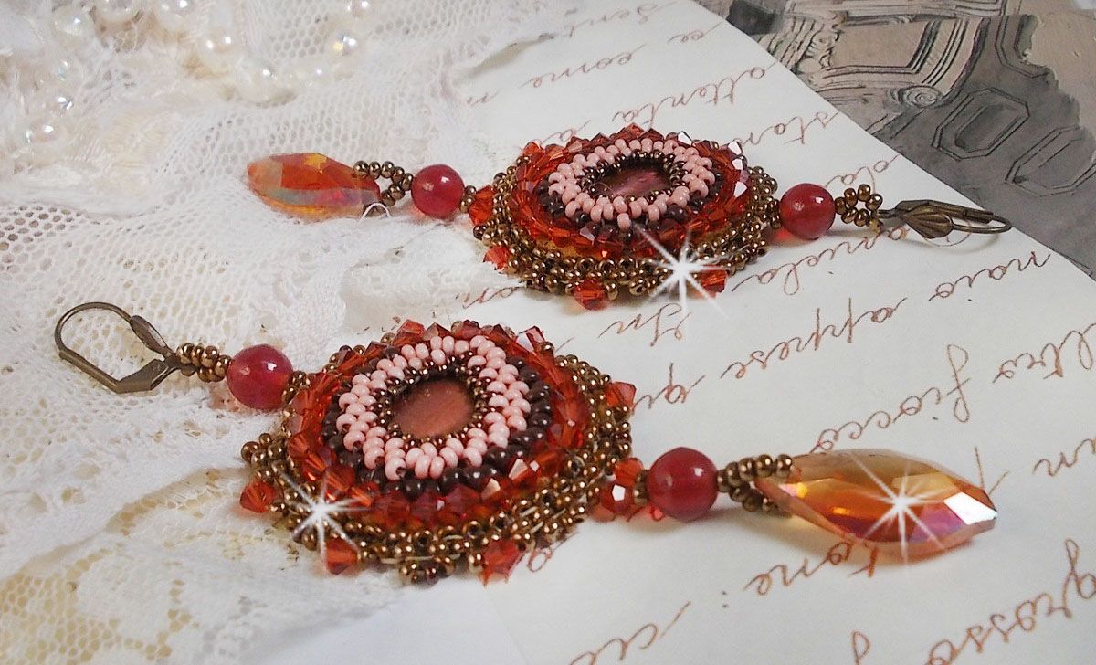 BO Topaz broderad med mahognyfärgade pärlskivor, släta runda pärlor, Swarovskikristaller och fröpärlor.