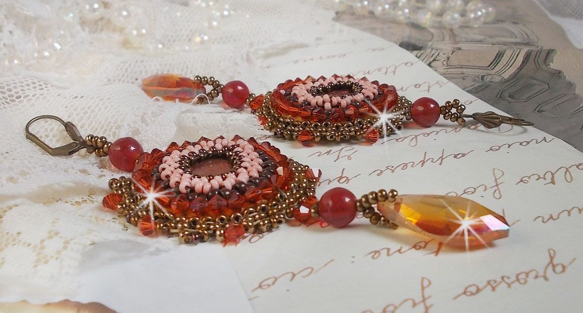 BO Topaz broderad med mahognyfärgade pärlskivor, släta runda pärlor, Swarovskikristaller och fröpärlor.