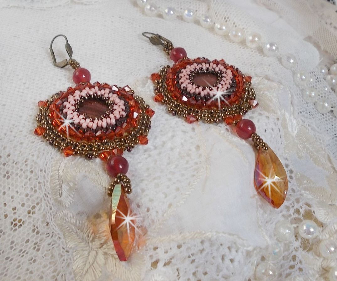 BO Topaz broderad med mahognyfärgade pärlskivor, släta runda pärlor, Swarovskikristaller och fröpärlor.