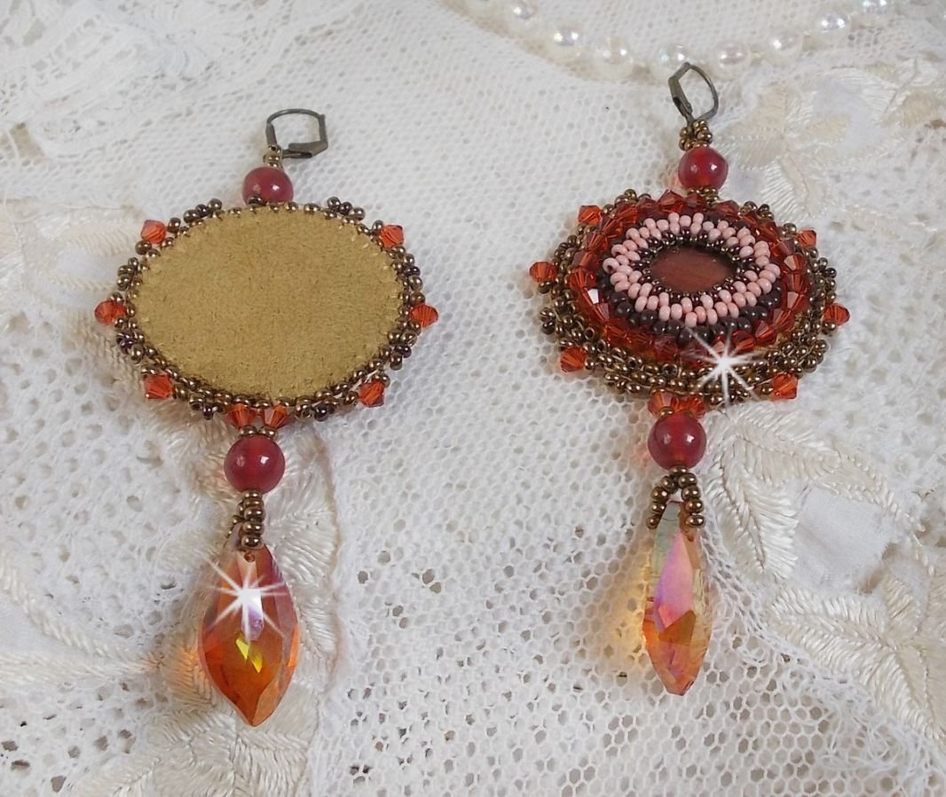 BO Topaz broderad med mahognyfärgade pärlskivor, släta runda pärlor, Swarovskikristaller och fröpärlor.