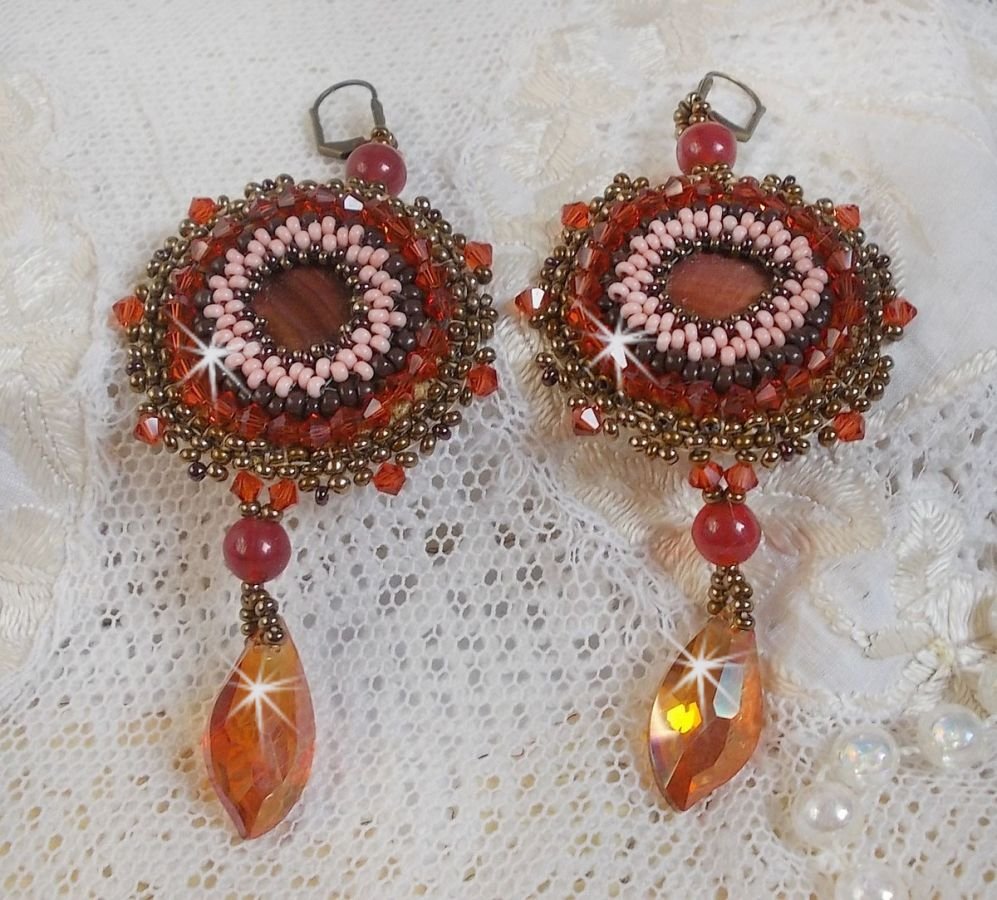BO Topaz broderad med mahognyfärgade pärlskivor, släta runda pärlor, Swarovskikristaller och fröpärlor.