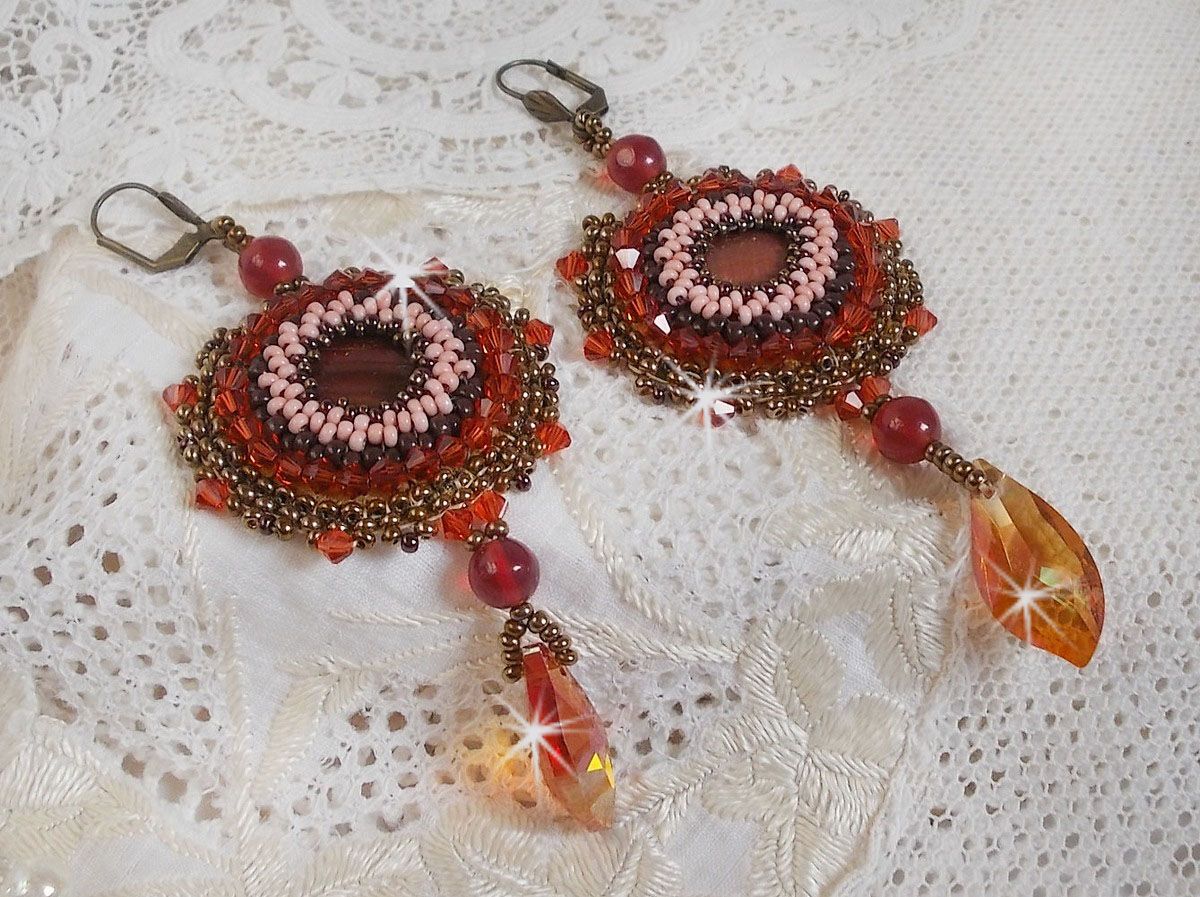 BO Topaz broderad med mahognyfärgade pärlskivor, släta runda pärlor, Swarovskikristaller och fröpärlor.