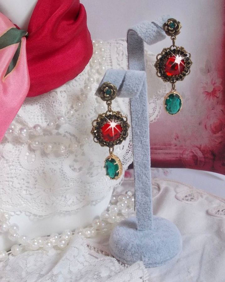 Röd och grön kaméo BOs monterade med röda glascabochoner, ovala Zirkonium hängen, Brons blomma formade BOs och kvalitetstillbehör