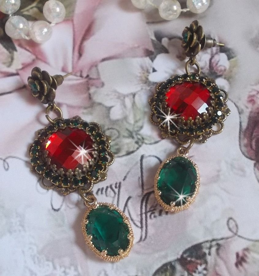 Röd och grön kaméo BOs monterade med röda glascabochoner, ovala Zirkonium hängen, Brons blomma formade BOs och kvalitetstillbehör