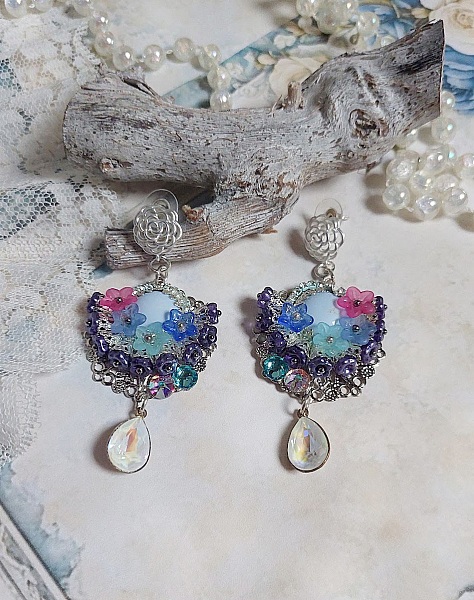 BO Cara&iuml;bes mont&eacute;es avec fleurs, strass, estampes, calottes, perles cristal Swarovski et clous d&rsquo;oreilles 