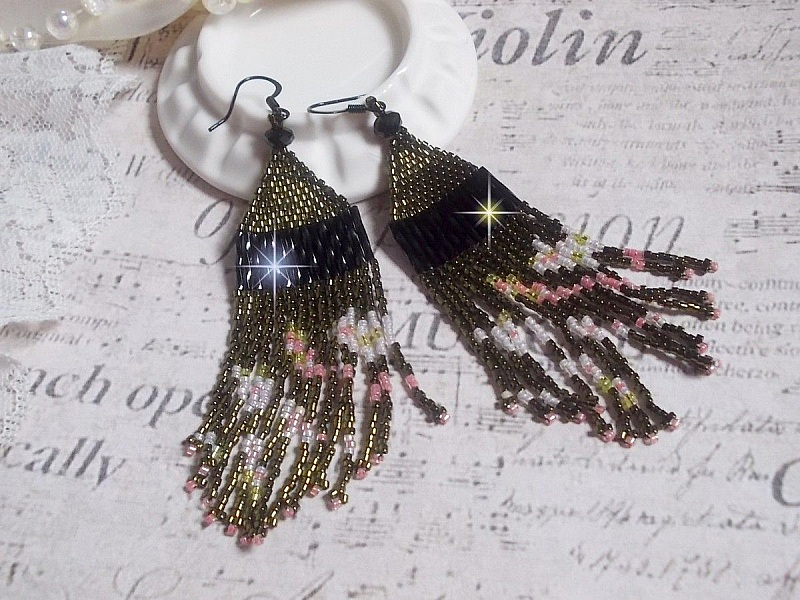 BO Champ&ecirc;tre mont&eacute;es avec des rocailles et tubes torsad&eacute;es en Verre aux couleurs de saison : Olive, Jaune, Vert, Saumon et Blanc &agrave; laquelle s&rsquo;ajoute des perles sur des crochets d&rsquo;oreilles Laiton