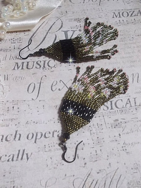 BO Champ&ecirc;tre mont&eacute;es avec des rocailles et tubes torsad&eacute;es en Verre aux couleurs de saison : Olive, Jaune, Vert, Saumon et Blanc &agrave; laquelle s&rsquo;ajoute des perles sur des crochets d&rsquo;oreilles Laiton