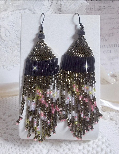 BO Champ&ecirc;tre mont&eacute;es avec des rocailles et tubes torsad&eacute;es en Verre aux couleurs de saison : Olive, Jaune, Vert, Saumon et Blanc &agrave; laquelle s&rsquo;ajoute des perles sur des crochets d&rsquo;oreilles Laiton