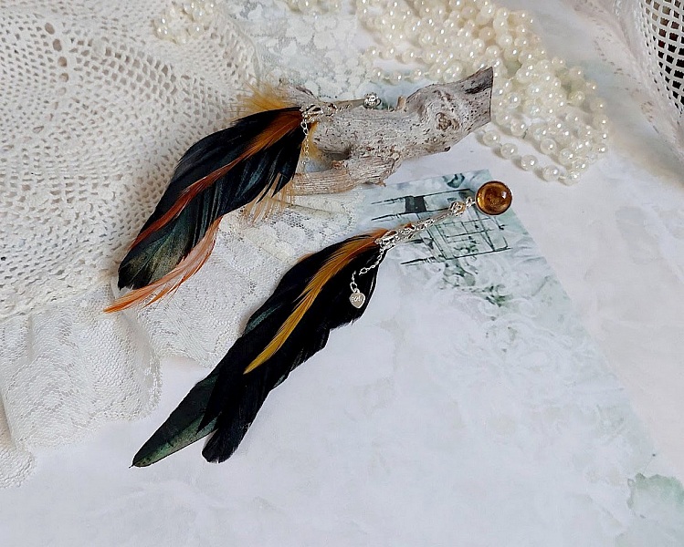 BO Chant du Coq avec des plumes de Coq et Cygne, cha&icirc;ne argent, cabochons r&eacute;sine et clous en laiton