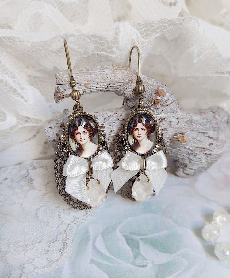 BO Charme Shabby Chic cr&eacute;&eacute;es avec perles Cristal Swarovski, cabochons loupes, strass, crochets laitons