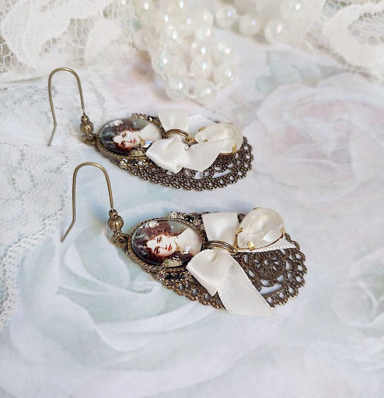 BO Charme Shabby Chic cr&eacute;&eacute;es avec perles Cristal Swarovski, cabochons loupes, strass, crochets laitons